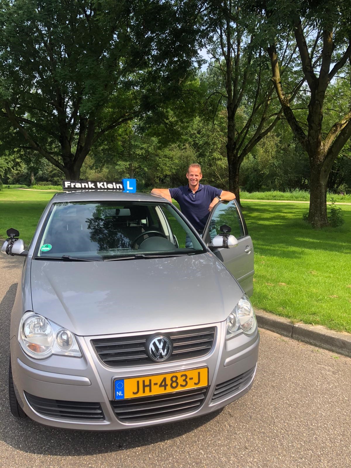 Frank Klein bij zijn lesauto